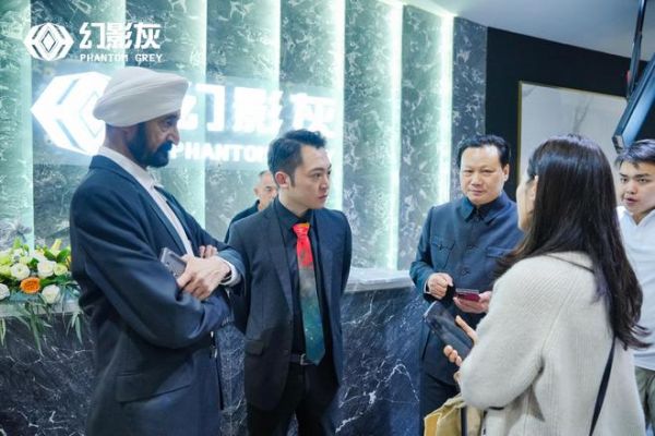 ▲厦门石材展幻影灰展位交流的嘉宾