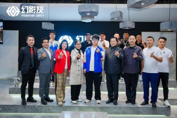 ▲幻影灰创始人王时峰董事长与参观嘉宾、艺术家、设计师、工作人员合影