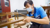 五旬下岗女工再就业：转行从事家具维修，时间自由收入满意