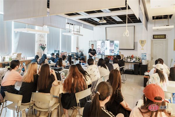 艺术设计进校园 |孟宪曦被授予航空航天大学设计艺术学院专业实践导师