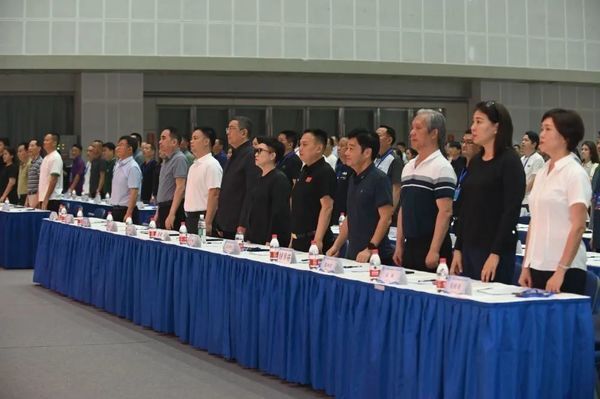 大会在庄严的国歌中正式开始