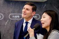 足球传奇萨内蒂亲临海信空调展区，中文点赞“好新风 好睡眠”