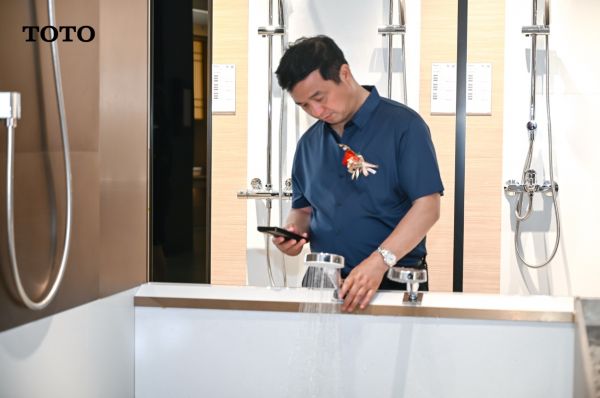 图片包含 室内, 男人, 人, 站 AI 生成的内容可能不正确。