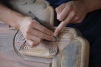 鸣智红木荣登CCTV大国品牌：匠心铸就东方美学典范