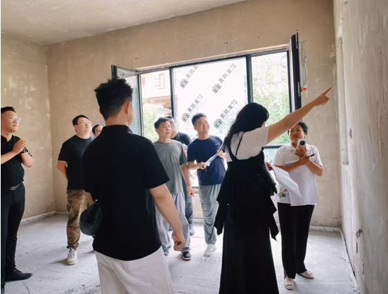  △与材料商一起上门对接阶段验收