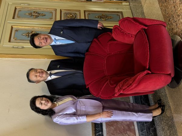 各领导、嘉宾体验国色天香智能椅