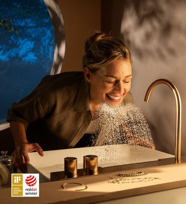 图片包含 人, 室内, 桌子, 男人描述已自动生成