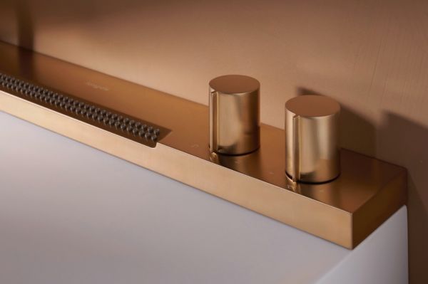 桌子上的电子产品中度可信度描述已自动生成