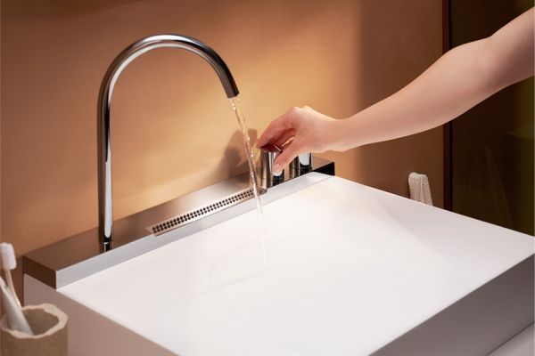 人在厨房里做饭低可信度描述已自动生成