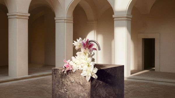 Ein Bild, das Gebäude, Blume, Gewölbe, Blumenstecken enthält. KI-generierte Inhalte können fehlerhaft sein.