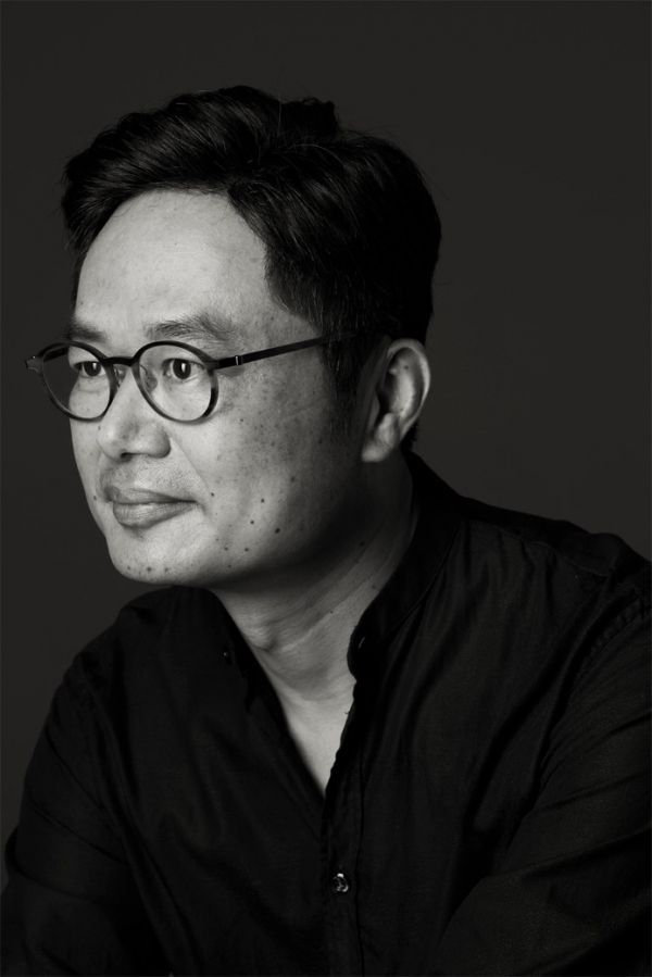 男人戴着眼镜 AI 生成的内容可能不正确。