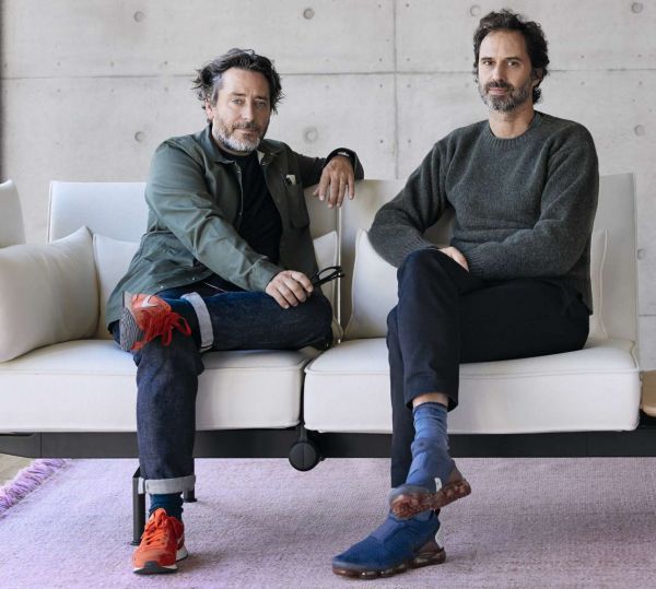 图片包含 人, 室内, 男人, 人们AI 生成的内容可能不正确。