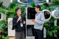 影视飓风TIM空降探展小吉AWE，解码小吉全球美学科技家电 “共生之美”新风尚