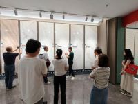 新锐榜评委团莅临粤强瓷砖展厅 共鉴 m9七彩结晶质感与国潮美学