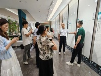 新锐榜评委团莅临粤强瓷砖展厅 共鉴 m9七彩结晶质感与国潮美学