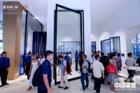 张灿设计作品「繁花静界」展馆刷屏，皇派门窗2026广州建博会首日斩获“人气王”