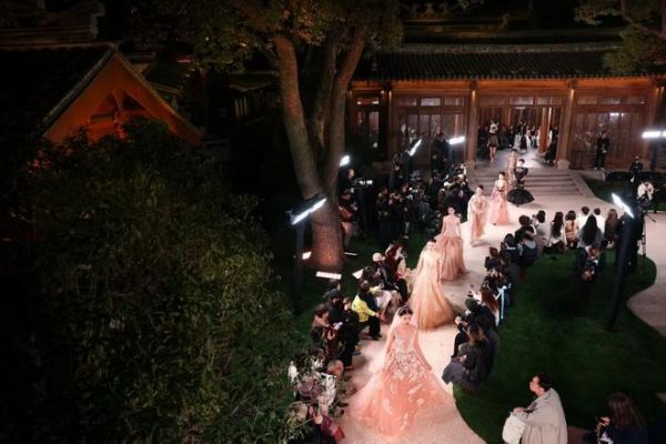 当小黄人闯入水墨江南：濮院时尚古镇的“非标”实验今日启幕