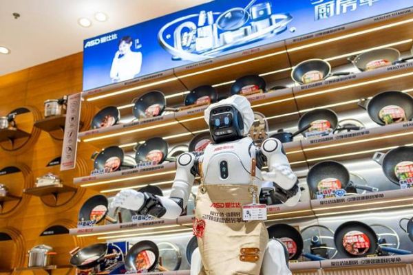 人形机器人进驻爱仕达百家终端:从门店上岗到产业实践