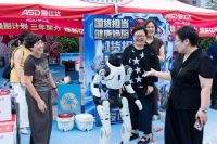 人形机器人进驻爱仕达百家终端：从门店上岗到产业实践