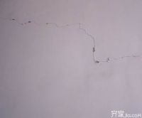 检查墙面裂缝的问题及解决方案
