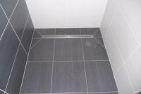 全封闭式淋浴房又贵又难看,试试新型淋浴屏设计吧!