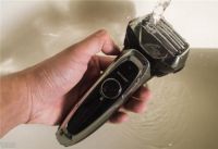 电动和手动剃须刀哪个好 如何清洗电动剃须刀