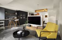 诺维家全屋定制：你家客厅还是沙发+茶几？早过时了，现在都这样装