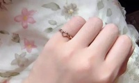 小指戴戒指是什么意思 已婚妇女戴戒指的讲究