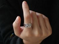 女生右手食指戴戒指什么意思 其他手指戴戒指含义