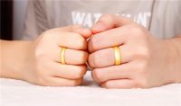 金戒指戴在左手还是右手 结婚戒指戴在左手还是右手